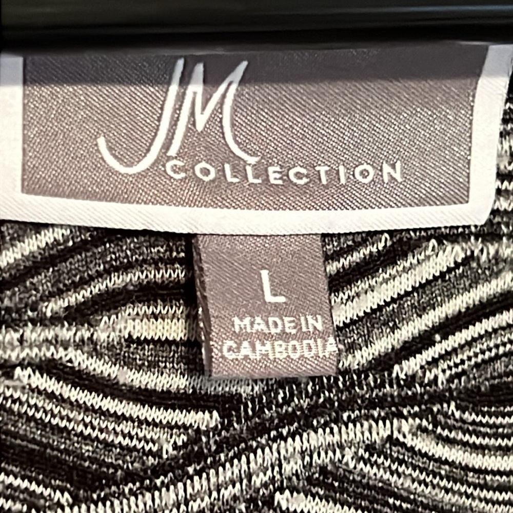 JM Collection Wavy Top - Picture 4 of 5